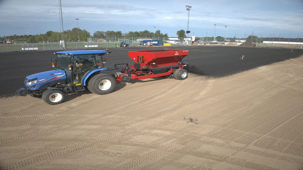 Biokol körs ut över dräneringsgrusen