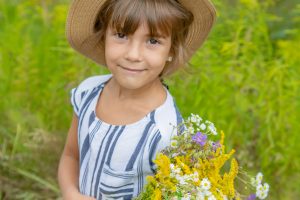 Flicka med ängsblommor
